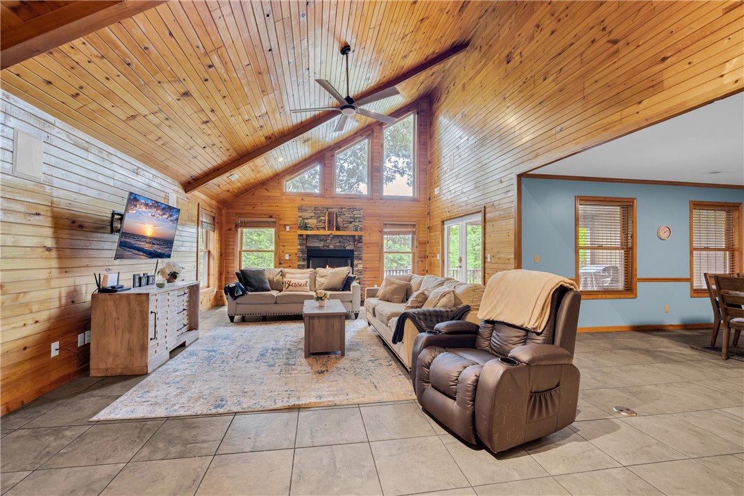 932 Bay Ridge Drive Salem, SC 29676 - Photo 11 of 48 Living Room