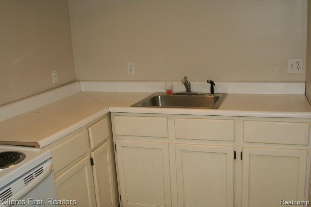 29805 Farmington Road Farmington Hills, MI 48331 - Photo 25 of 36