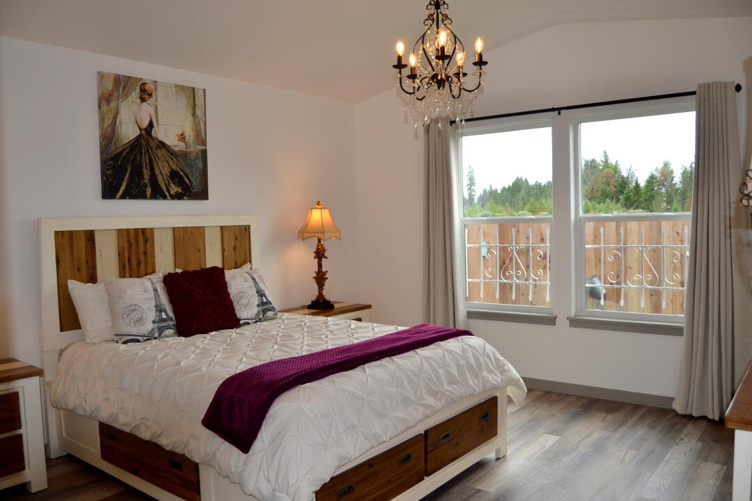 328 Cedar Ridge Cave Junction, OR 97523 - Photo 11 of 46 Large primary bedroom