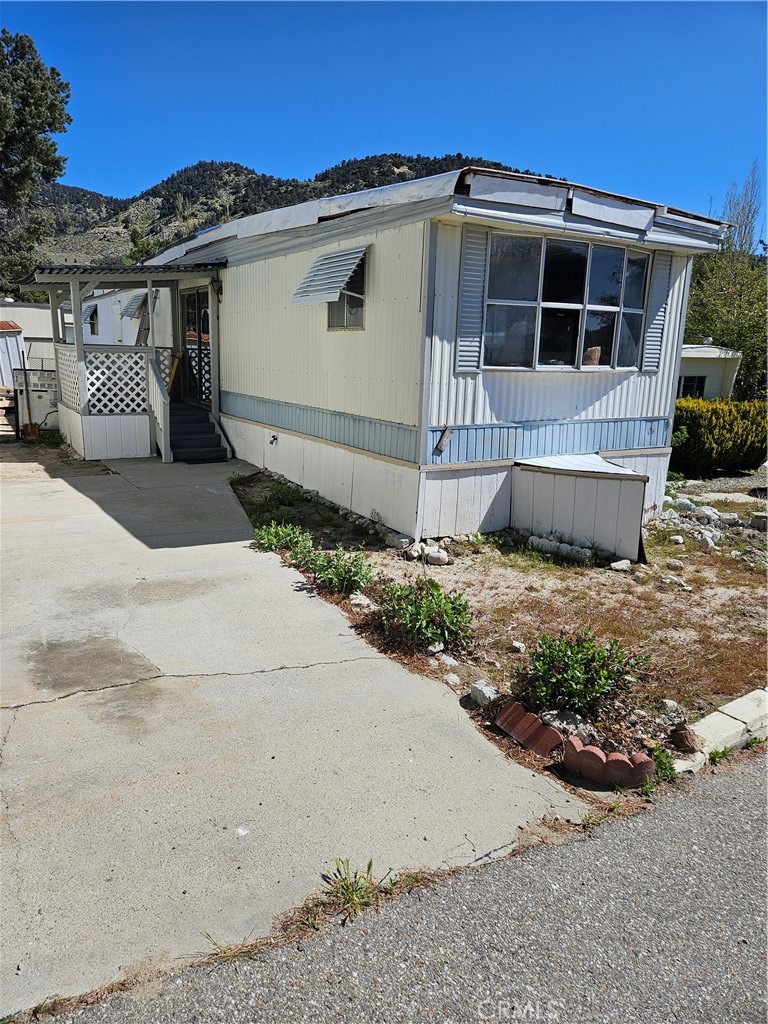 2801-road Johnson Road, Unit 17 Frazier Park, CA 93225 - Photo 2 of 6 a front view of a house with a yard