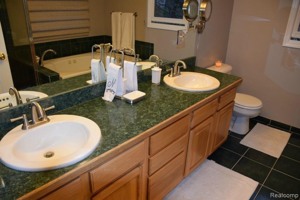 7215 Faussett Road Fenton, MI 48430 - Photo 29 of 46 29 master vanity.jpg