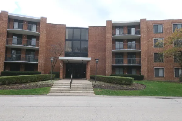 $2,950 | 1605 East Central Road, Unit 322C, Arlington Heights, IL 60005