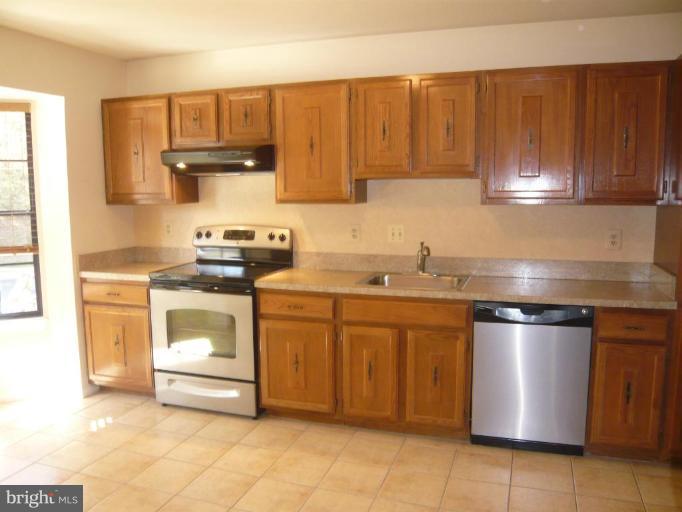 8605 Pin Oak Drive Springfield, VA 22153 - Photo 17 of 25 Kitchen
