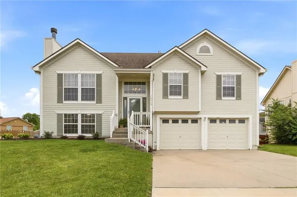 $325,000 | 14648 Laquinta Drive, Grandview, MO 64030