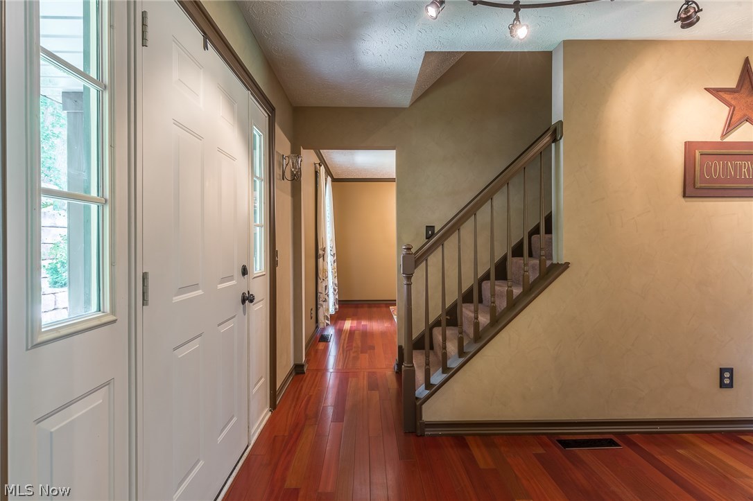 13611 Spring Street Burton, OH 44021 - Photo 3 of 34 Gallery Image 3