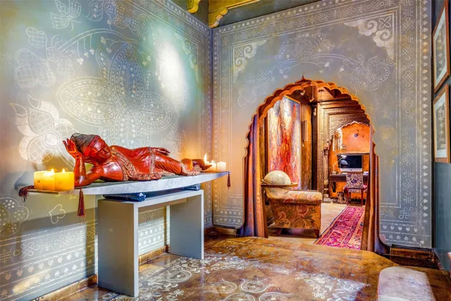 a view of a backyard