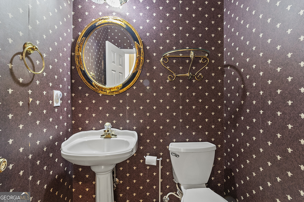 643 Millrun Court Macon, GA 31210 - Photo 23 of 45 a bathroom with a sink mirror and toilet