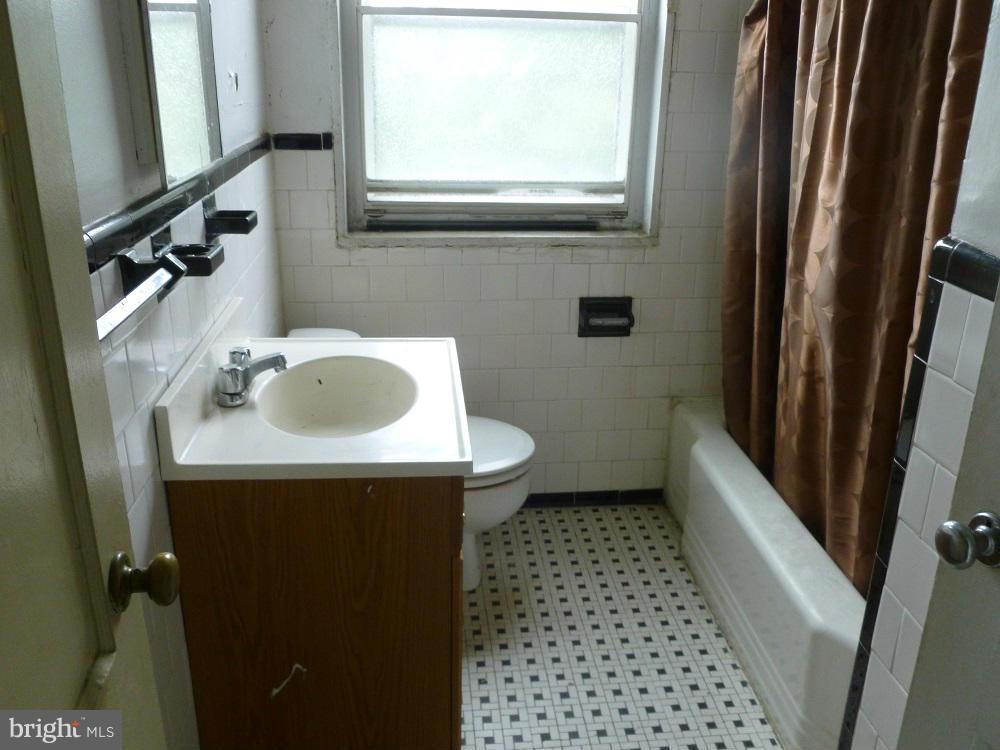 5404 Addington Road Baltimore, MD 21229 - Photo 5 of 9 Bath