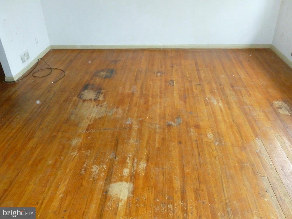 5404 Addington Road Baltimore, MD 21229 - Photo 7 of 9 Living Room
