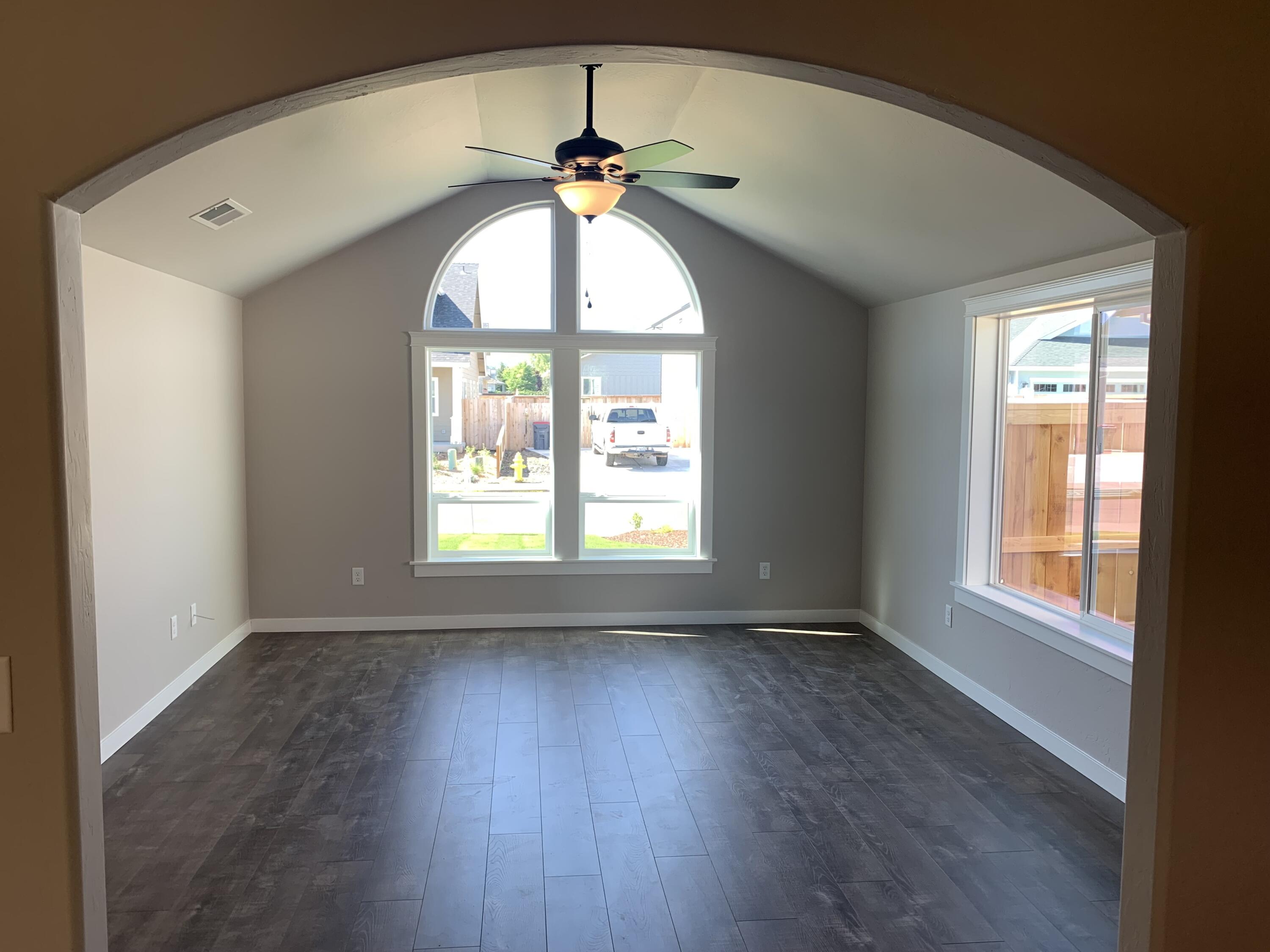 259 Samuel Lane Loop Road Phoenix, OR 97535 - Photo 6 of 22 Living room