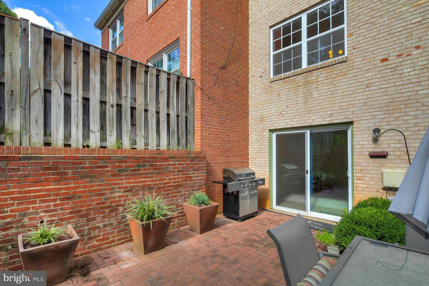 1828 Golf View Court Reston, VA 20190 - Photo 22 of 26 Exterior (Rear)