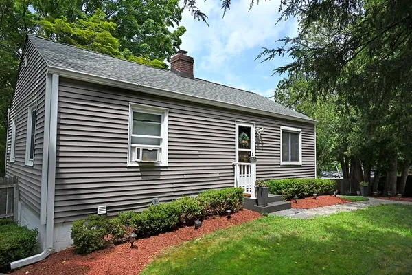 a view of a house with a yard and plants
