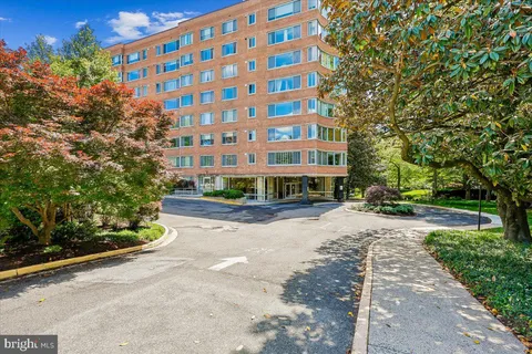 a building view with outdoor space