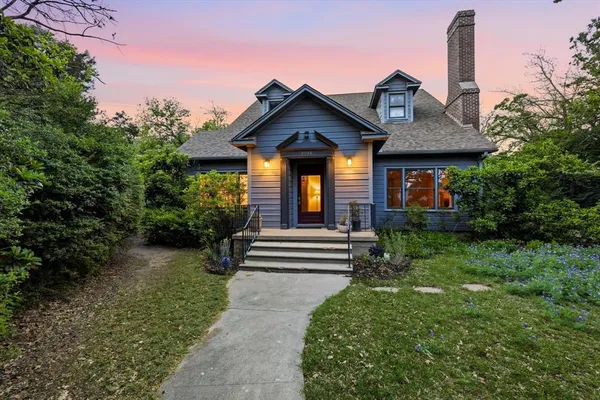 $699,900 | 2044 West Oak Street, Denton, TX 76201