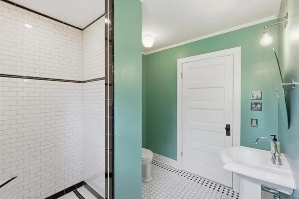 $699,900 | 2044 West Oak Street, Denton, TX 76201