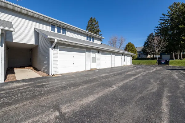 $179,900 | 160 Maple Avenue South, Unit 6, Slinger, WI 53086