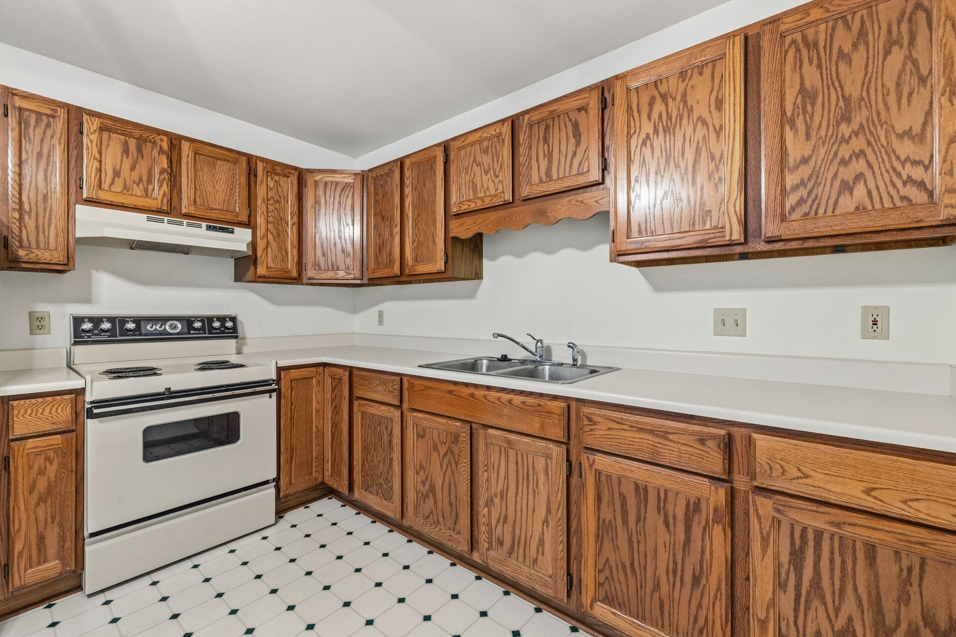 160 Maple Avenue South, Unit 6 Slinger, WI 53086 - Photo 3 of 17 Kitchen