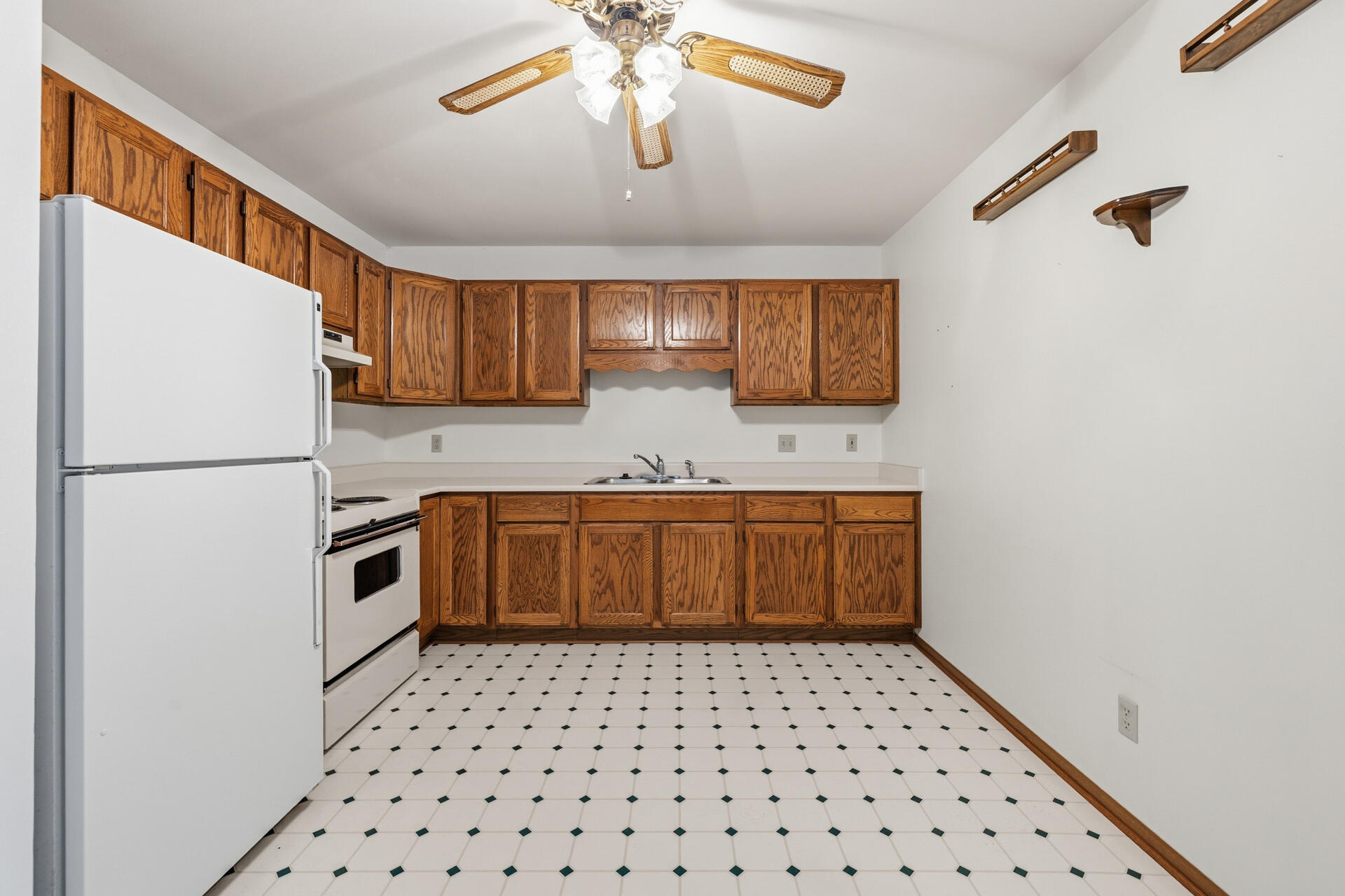 160 Maple Avenue South, Unit 6 Slinger, WI 53086 - Photo 4 of 17 Kitchen