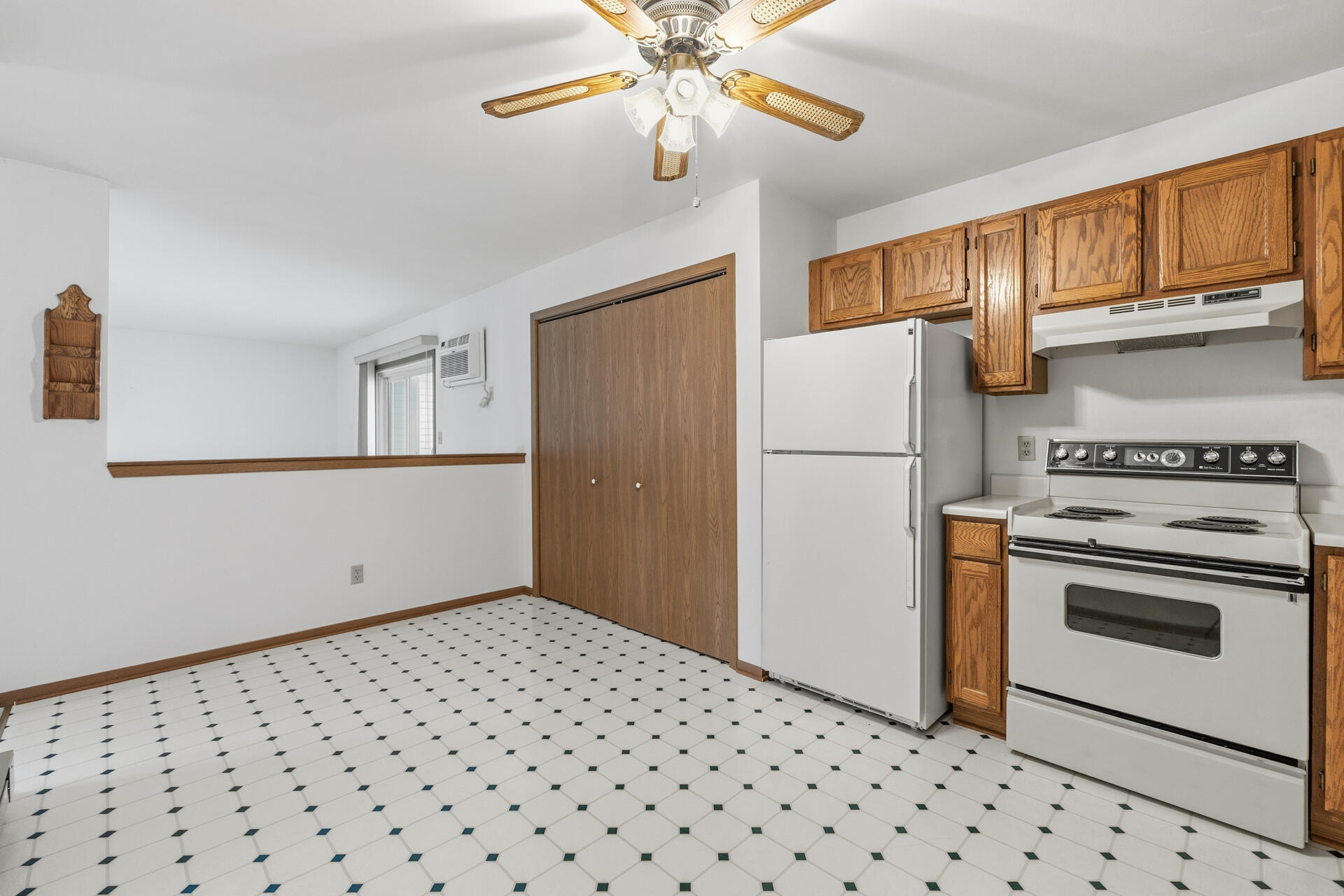 160 Maple Avenue South, Unit 6 Slinger, WI 53086 - Photo 5 of 17 Open Concept