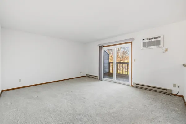 $179,900 | 160 Maple Avenue South, Unit 6, Slinger, WI 53086