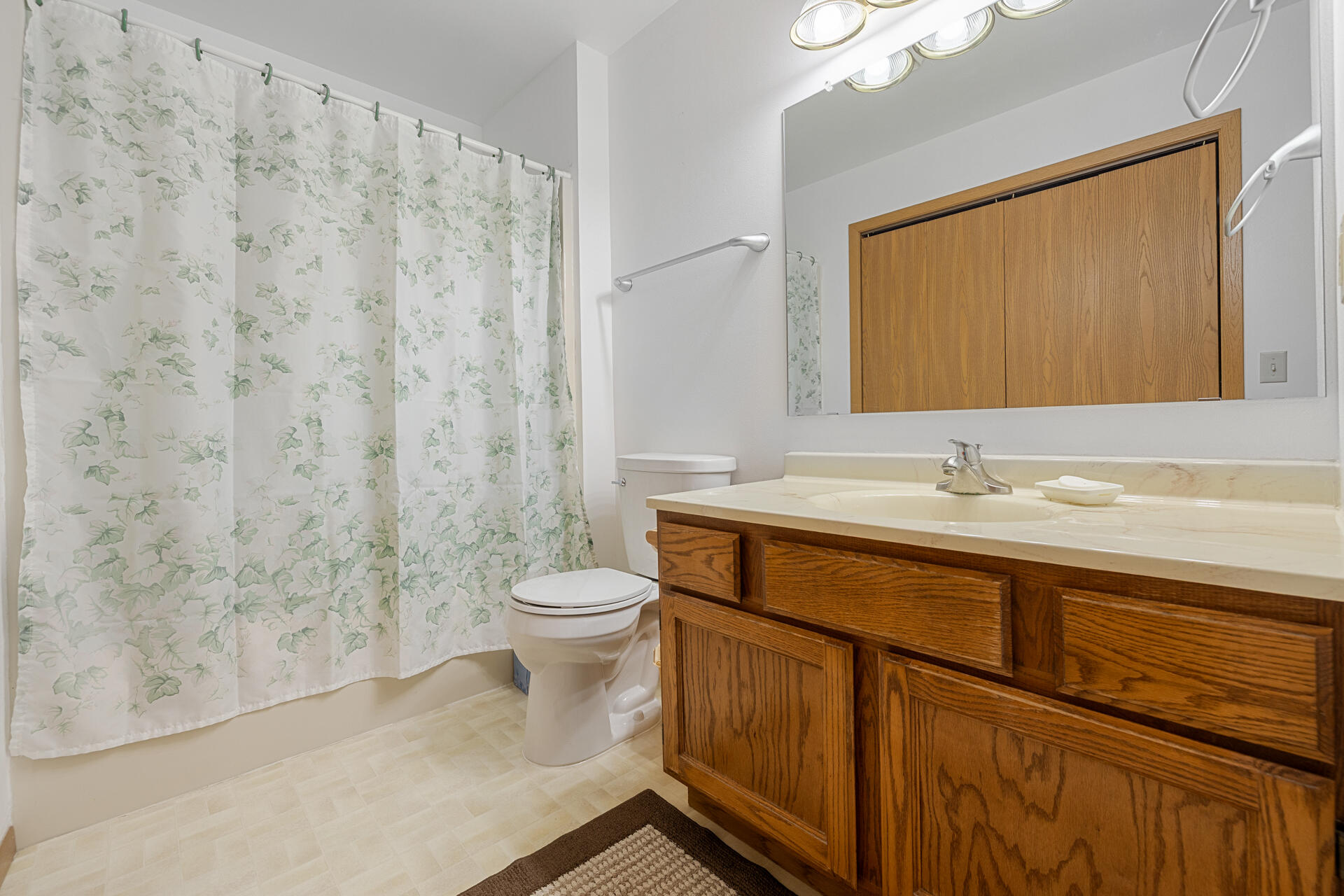 160 Maple Avenue South, Unit 6 Slinger, WI 53086 - Photo 10 of 17 Full Bath