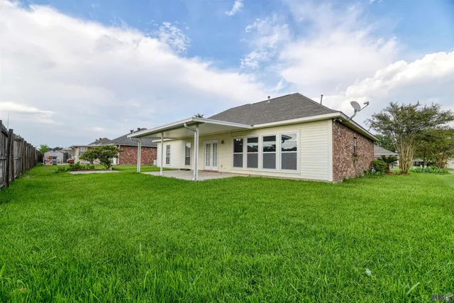 $1,800 | 289 Melissa Drive, Port Allen, LA 70767