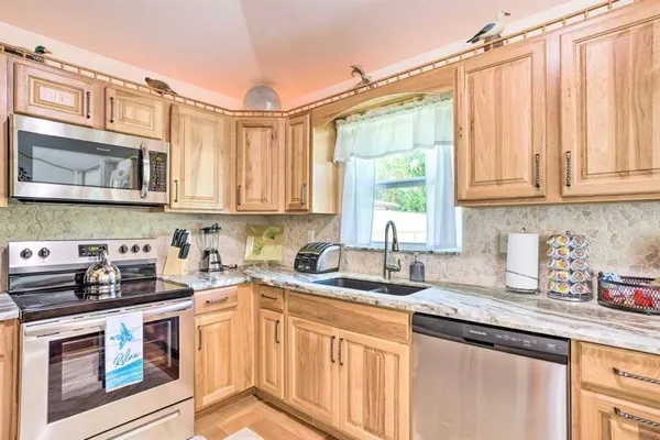 $3,250 | 423 Southwest 1st Avenue, Boynton Beach, FL 33435