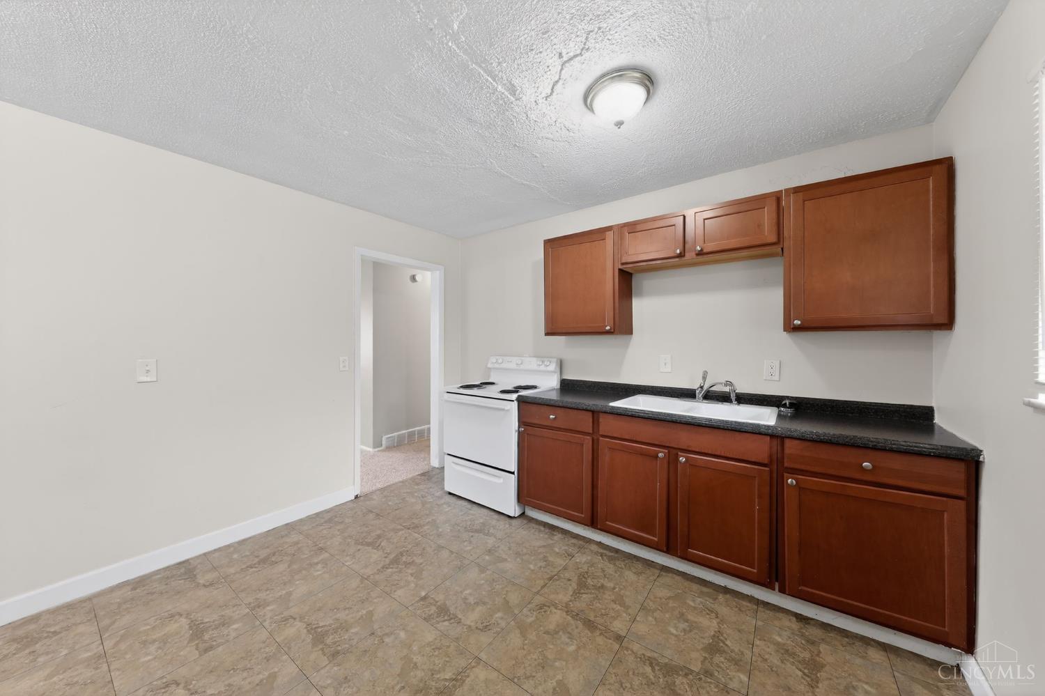 2547 Adams Road Cincinnati, OH 45231 - Photo 14 of 32