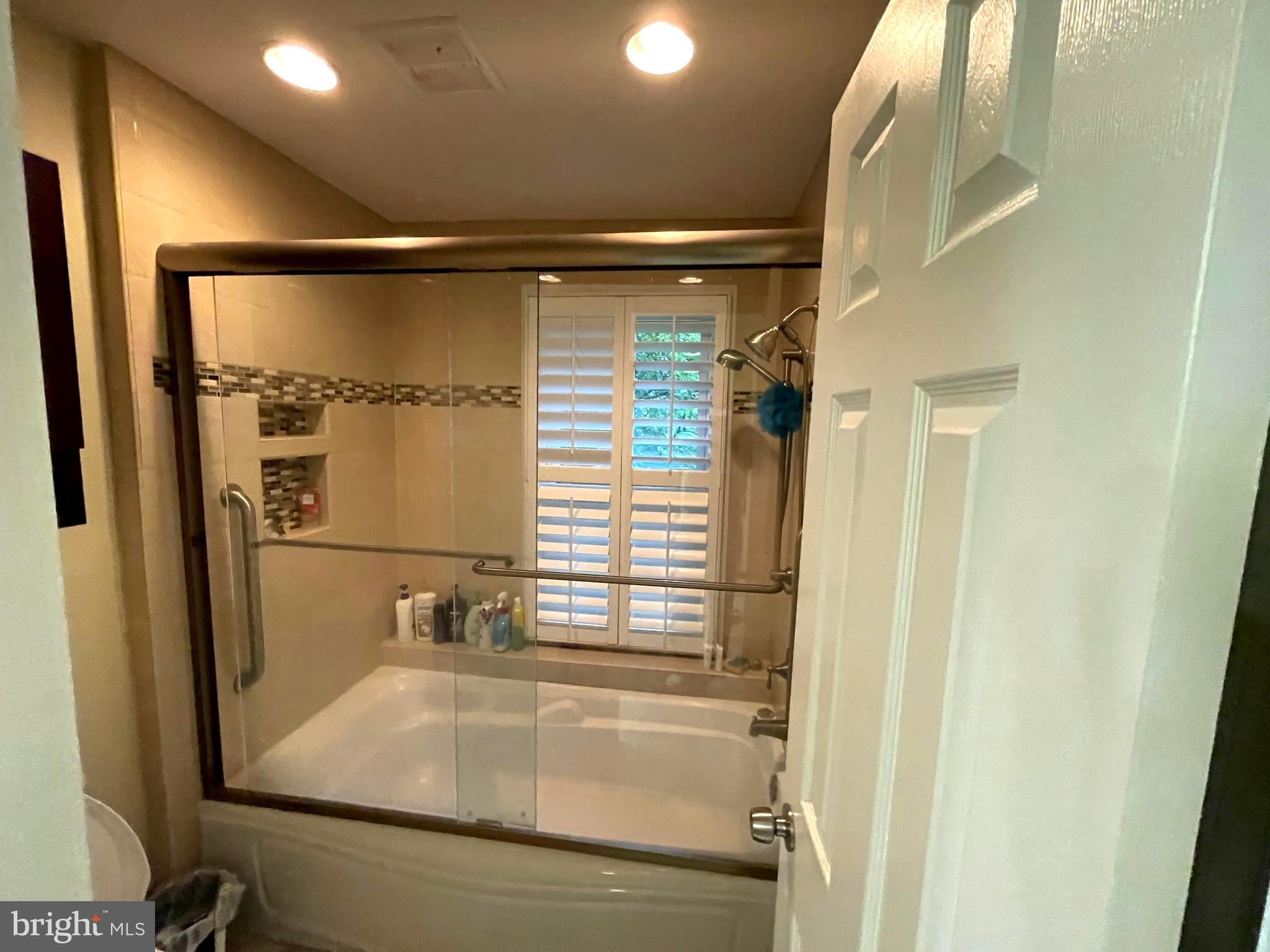 1604 Apricot Court Reston, VA 20190 - Photo 15 of 36 MASTER BATH