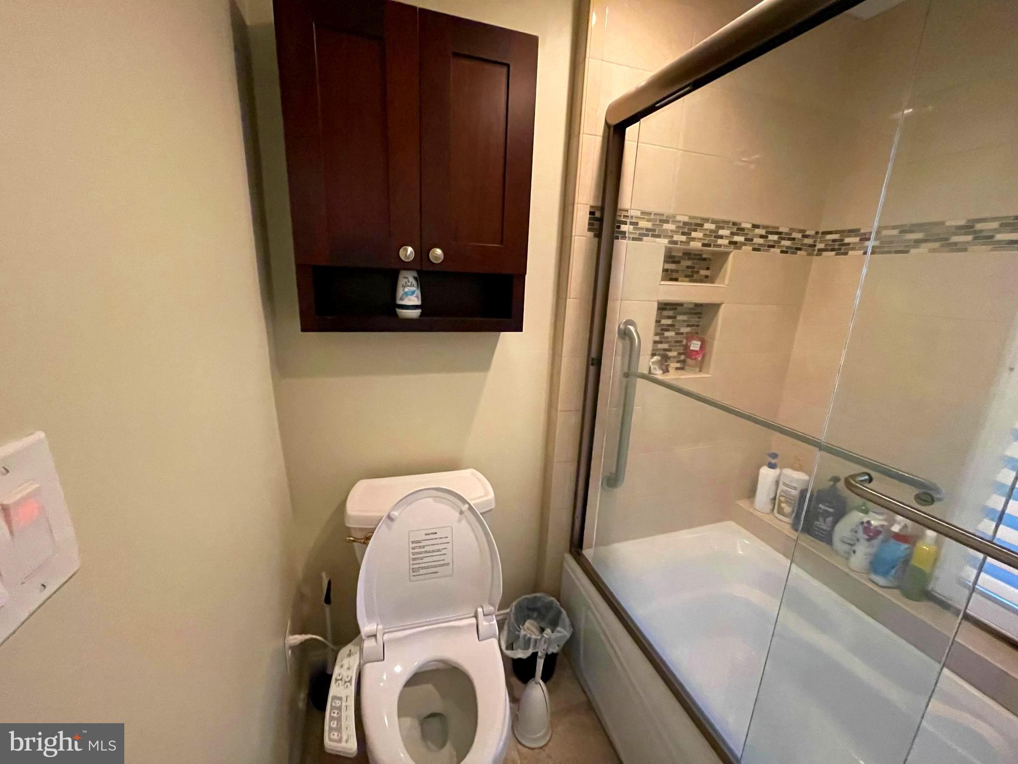 1604 Apricot Court Reston, VA 20190 - Photo 16 of 36 MASTER BATH