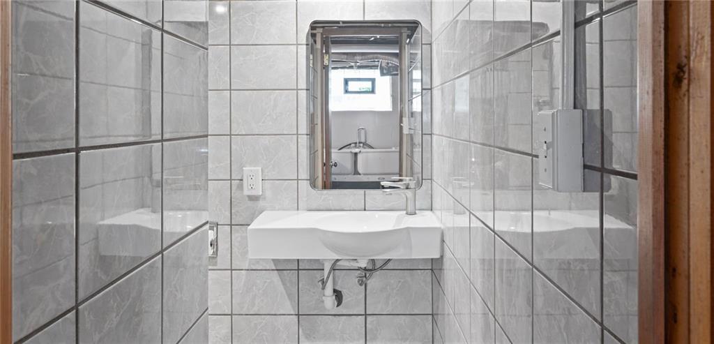 334 Shaler Street Pittsburgh, PA 15211 - Photo 27 of 31 a bathroom with a bathtub