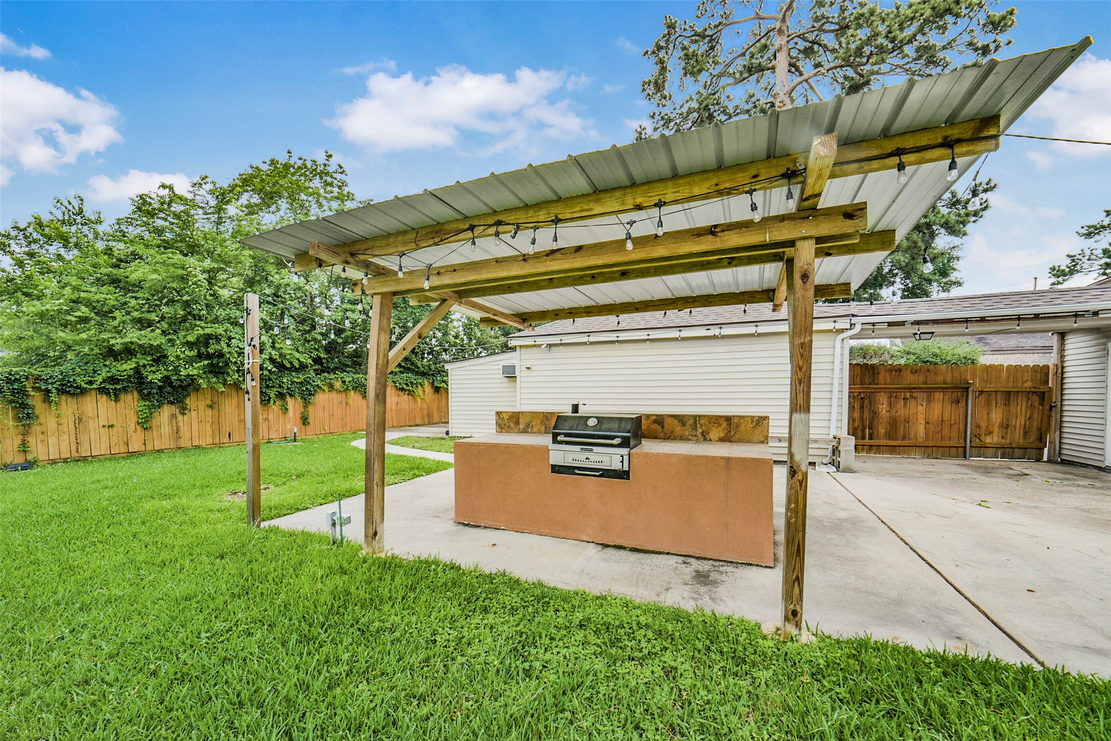 8343 Waynemer Way Houston, TX 77040 - Photo 34 of 38 Backyard with bar area and grill