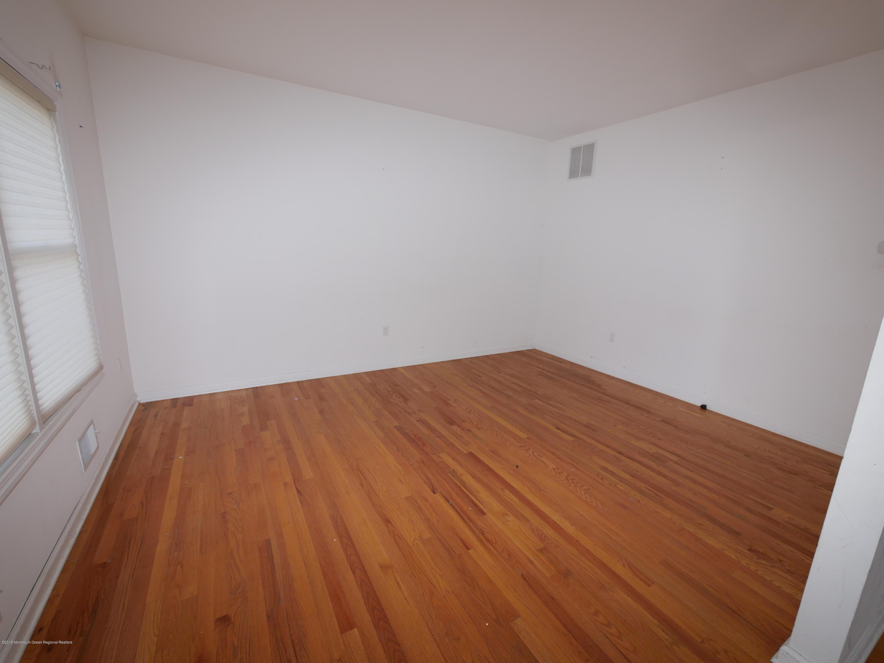 274 County Road Cliffwood, NJ 07721 - Photo 4 of 29 P1000572