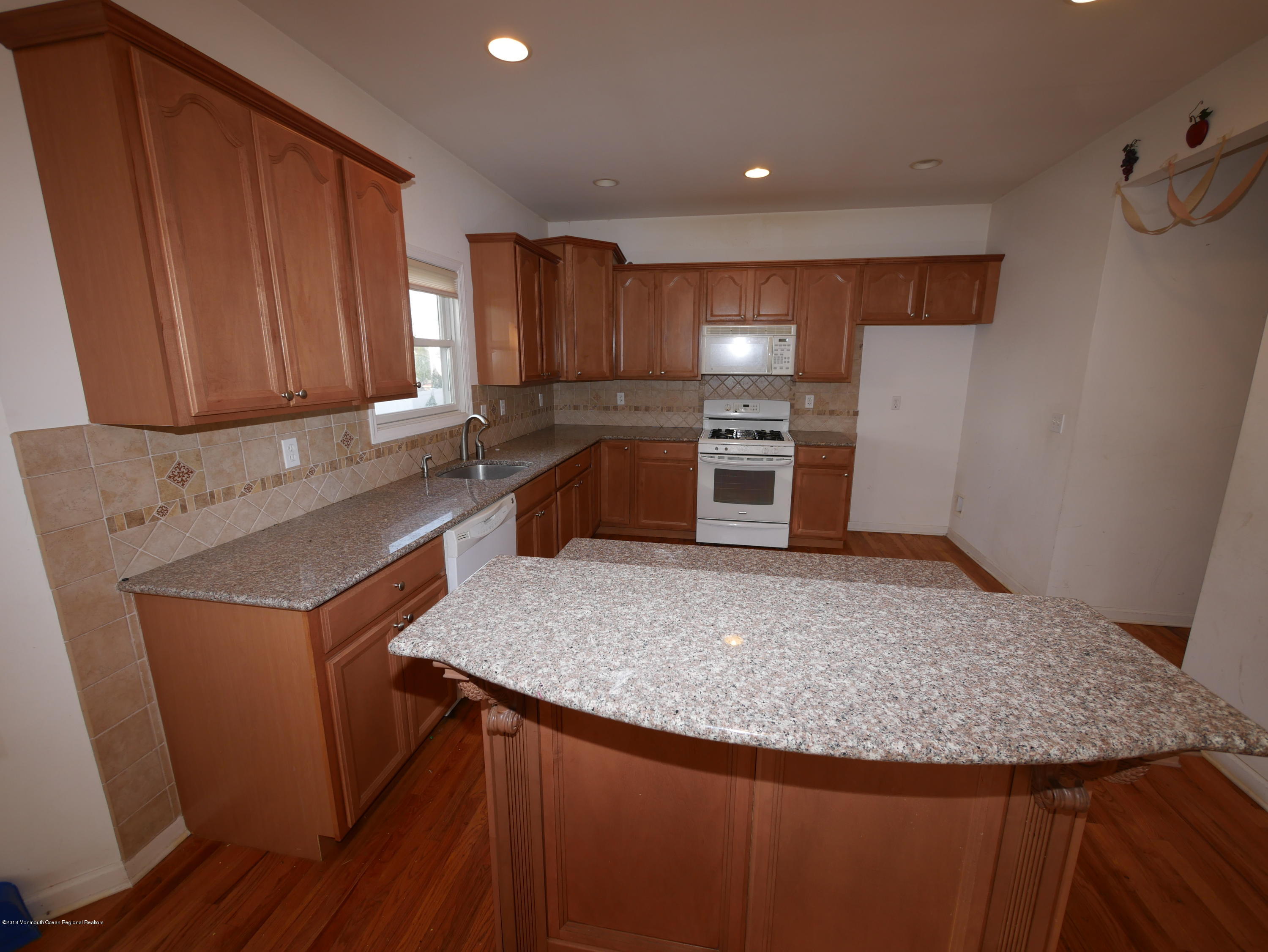 274 County Road Cliffwood, NJ 07721 - Photo 9 of 29 P1000578