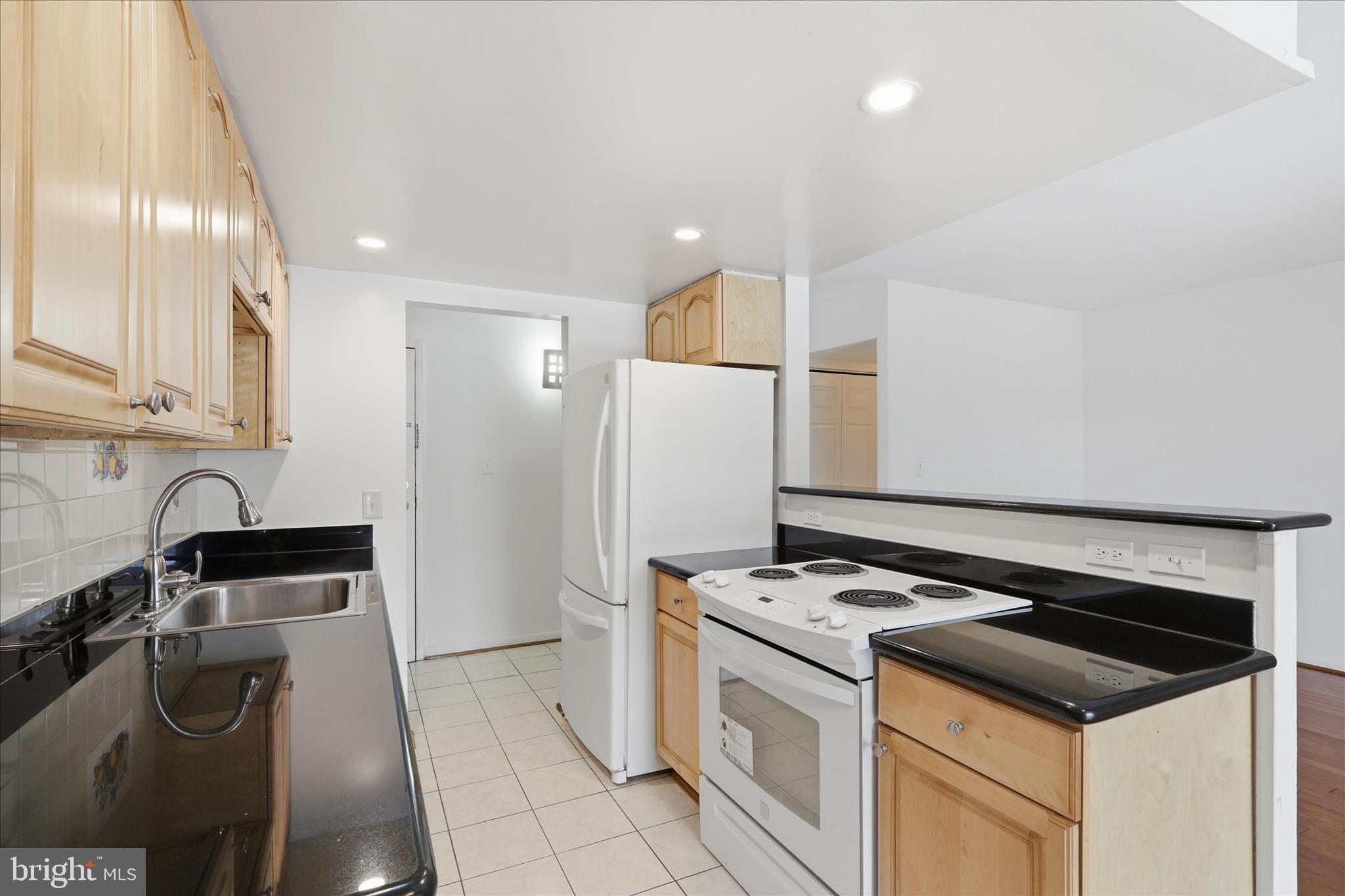 2255 Castle Rock Square, Unit 21C Reston, VA 20191 - Photo 5 of 33 a kitchen with a stove and a refrigerator