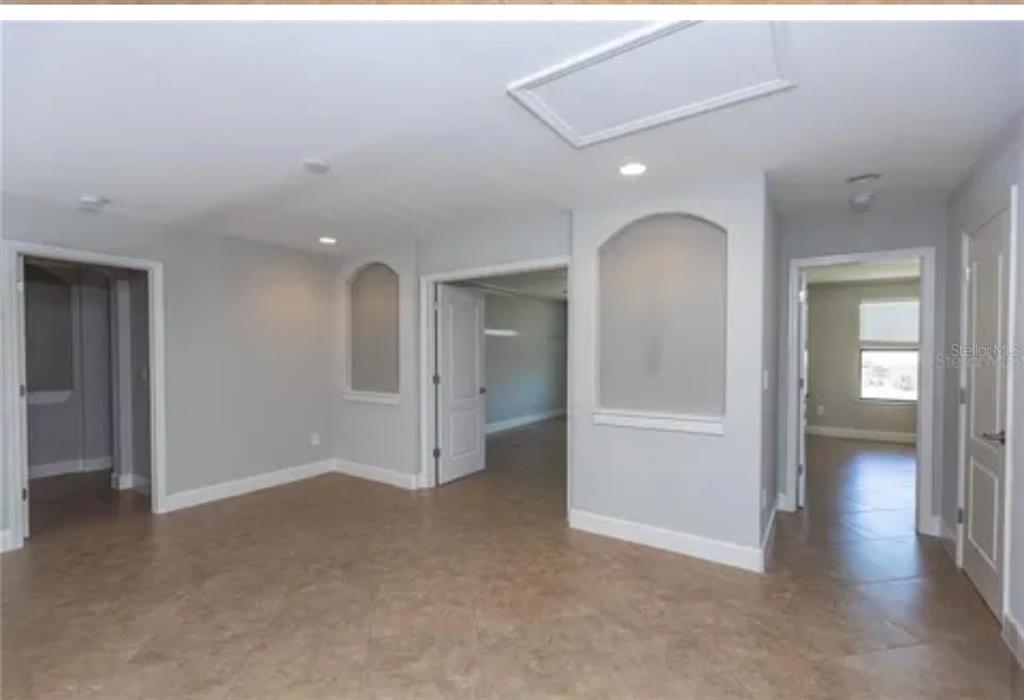 6914 Quiet Creek Drive Bradenton, FL 34212 - Photo 20 of 31 an empty room with a bathroom and mirror