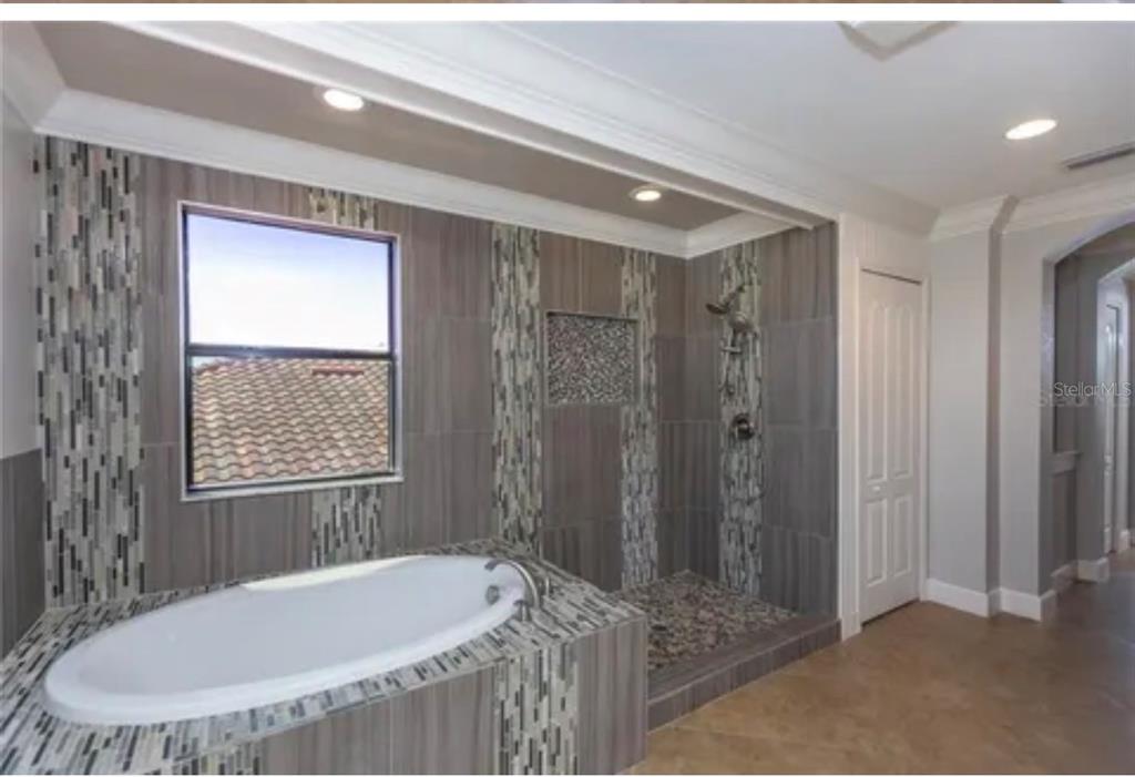 6914 Quiet Creek Drive Bradenton, FL 34212 - Photo 24 of 31 a bathroom with a tub and a shower