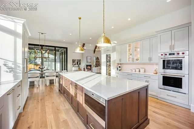 a large kitchen with kitchen island a large island in it