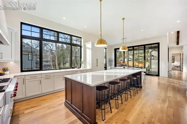 a large kitchen with kitchen island a large island in it