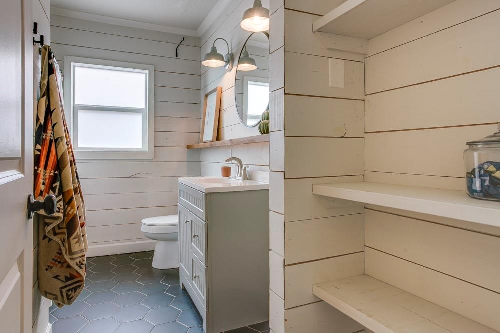 1331 Michigan Avenue Dallas, TX 75216 - Photo 25 of 40 a bathroom with a toilet sink and mirror
