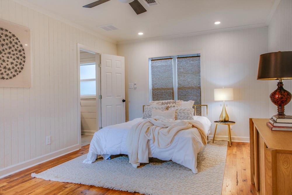 1331 Michigan Avenue Dallas, TX 75216 - Photo 31 of 40 a bedroom with a bed a mirror and lamp