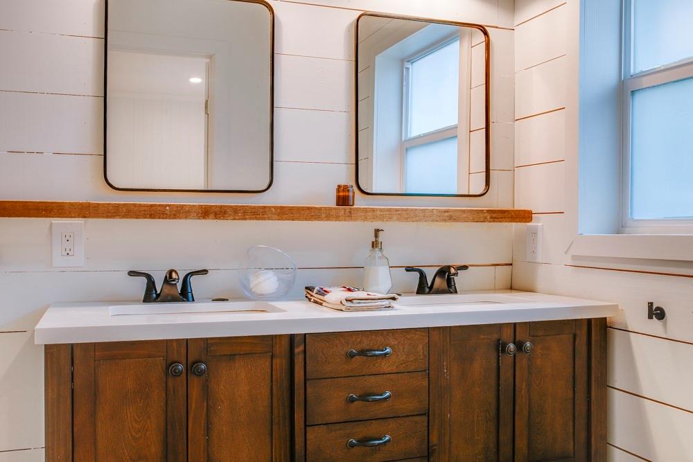 1331 Michigan Avenue Dallas, TX 75216 - Photo 33 of 40 a bathroom with a sink and a mirror