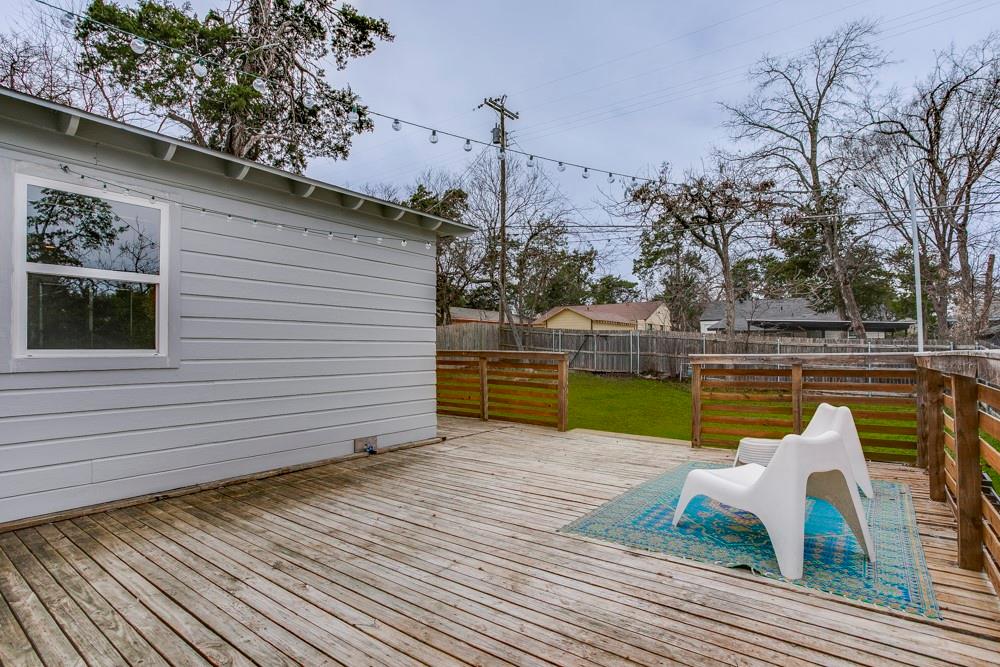 1331 Michigan Avenue Dallas, TX 75216 - Photo 36 of 40 a view of a balcony with two chairs and a table