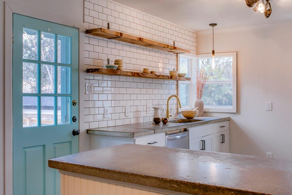 1331 Michigan Avenue Dallas, TX 75216 - Photo 10 of 40 a kitchen with stainless steel appliances a sink stove and window
