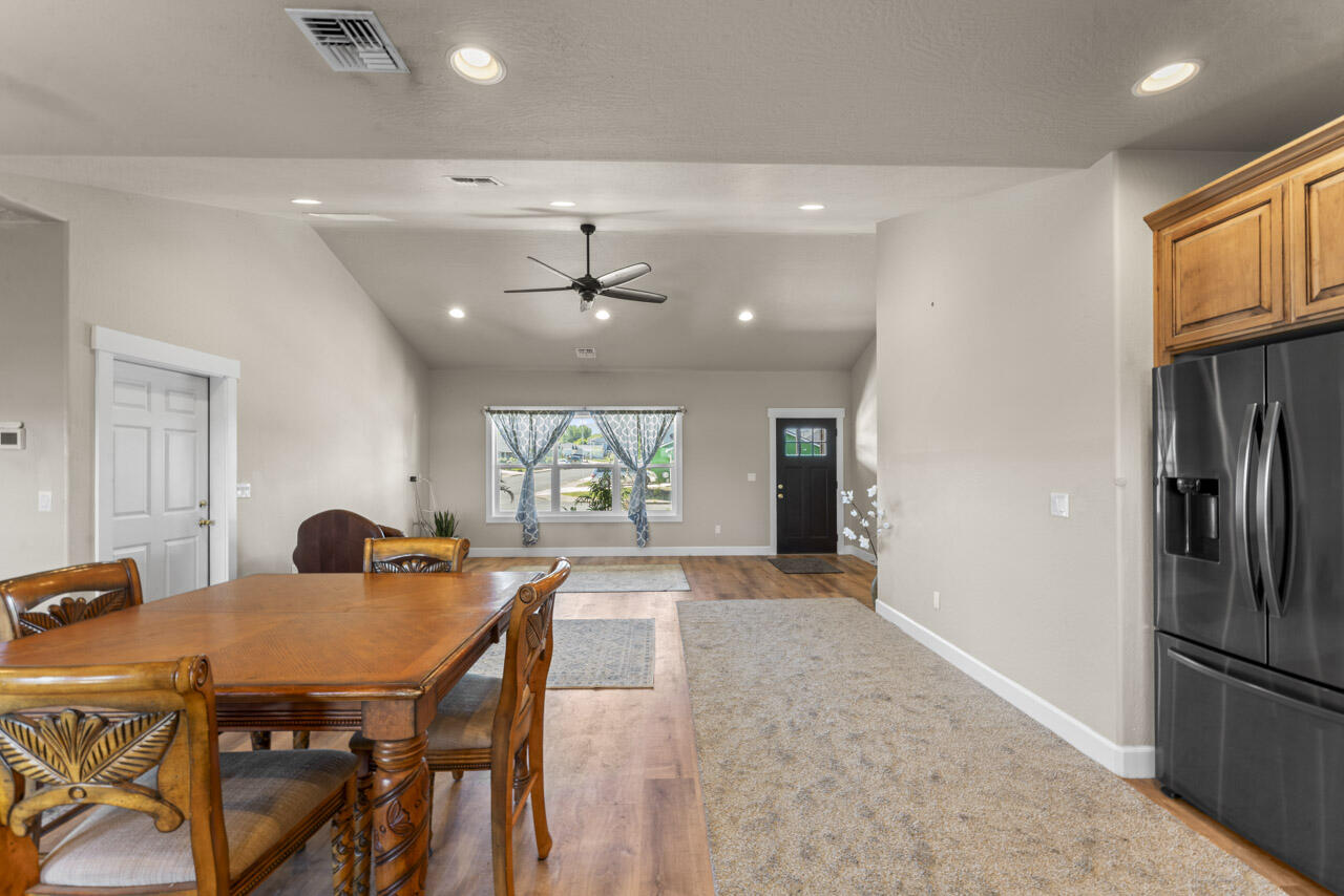 412 Barnum Drive Phoenix, OR 97535 - Photo 6 of 34 Dinning area