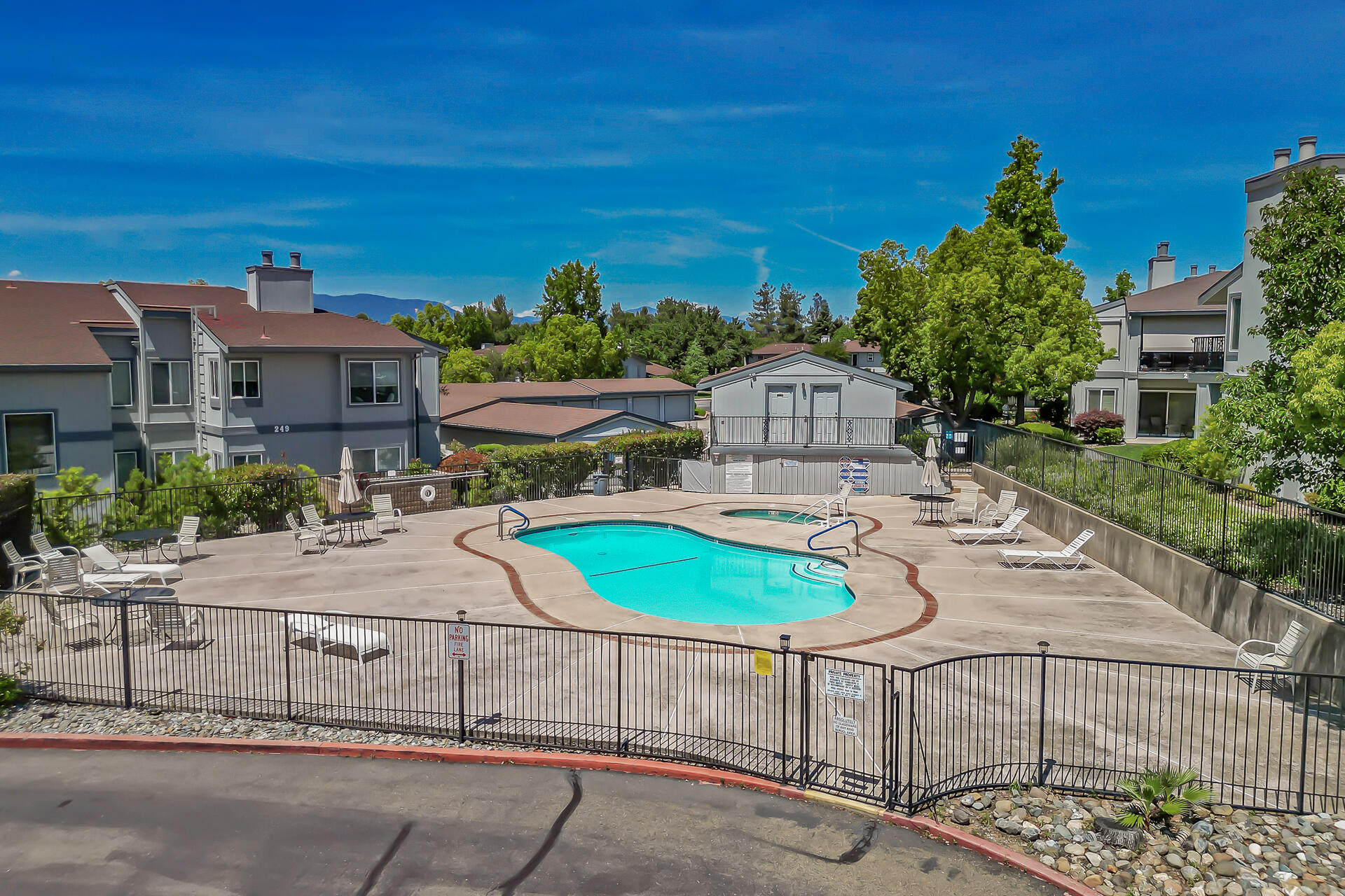 410 Ridgecrest Trail, Unit 129 Redding, CA 96003 - Photo 21 of 26 Lots of Lounging area