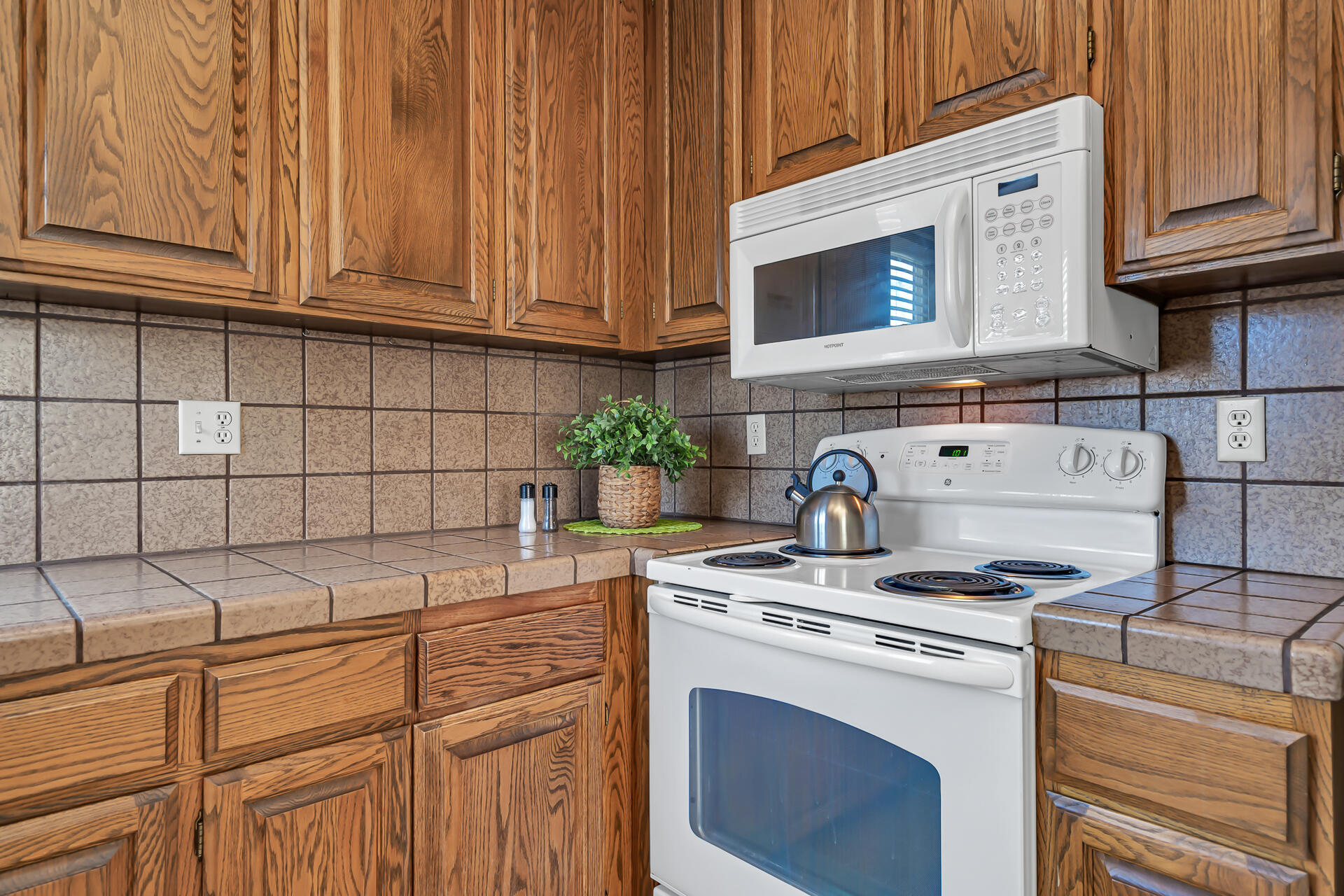 410 Ridgecrest Trail, Unit 129 Redding, CA 96003 - Photo 8 of 26 Electric Range/microwave