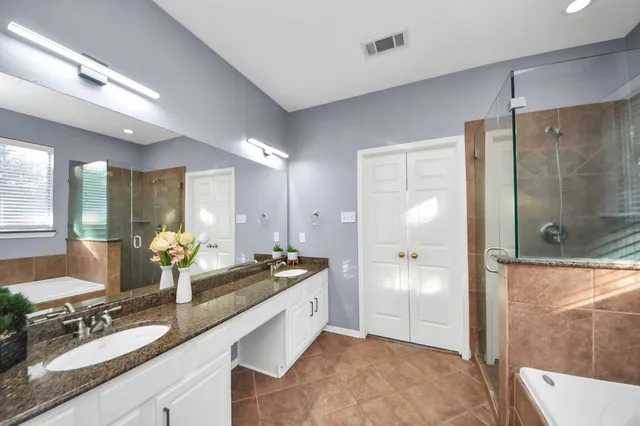 a view of empty room with window