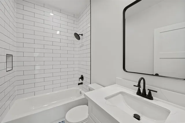 en empty room with windows and ceiling fan