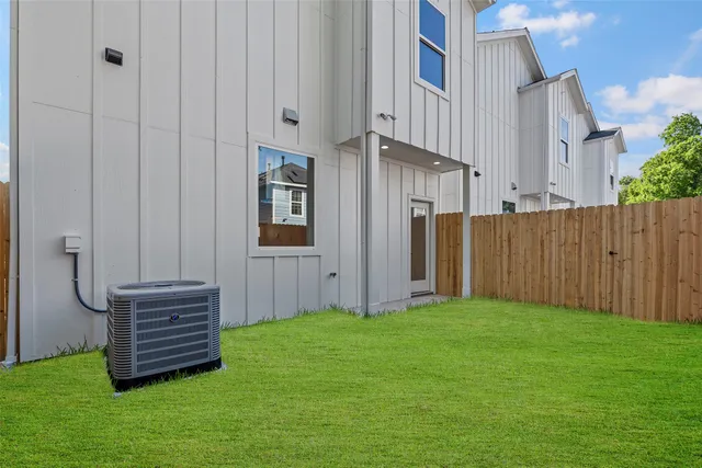 a view of an house with backyard and garden